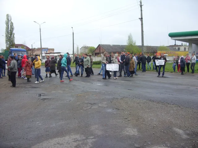 Славутчани вийшли на акцію протесту, щоб виступити проти розробки піщаного кар'єру одним із приватних підприємств — фото 2