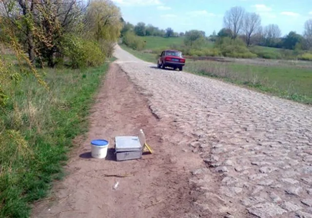 У Шепетівському районі двоє юнаків напали з молотком на листоношу та відібрали в неї 12 тисяч гривень — фото 1