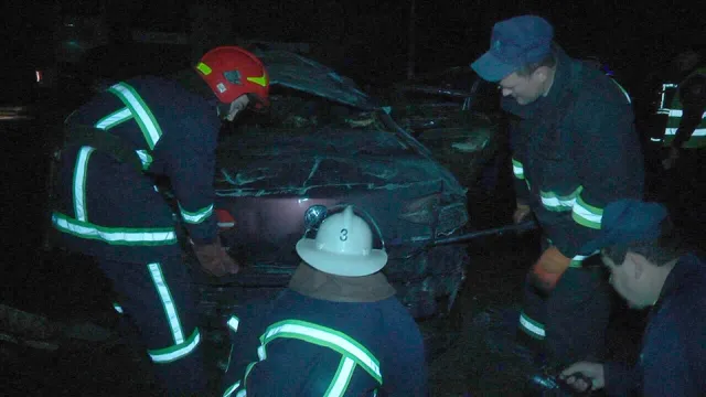 У Хмельницькому автівка злетіла з дороги та загорілась: водій та пасажир загинули на місці — фото 2