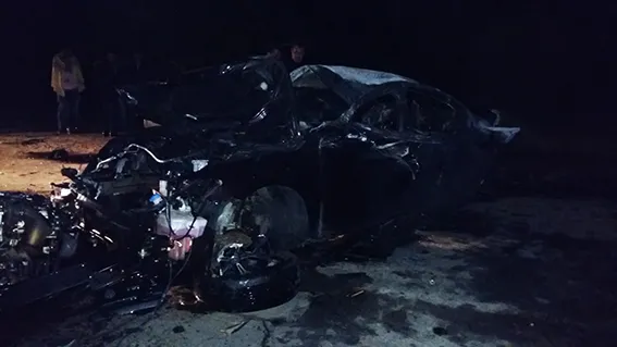 У Хмельницькому автівка злетіла з дороги та загорілась: водій та пасажир загинули на місці — фото 5