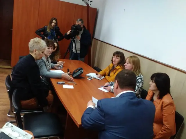 У Кам'янці-Подільському невідомий із шилом нападав на жінок. Наразі відомо про 11 жертв. З'явилось відео затримання — фото 5