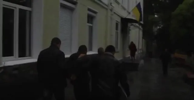 У Кам'янці-Подільському невідомий із шилом нападав на жінок. Наразі відомо про 11 жертв. З'явилось відео затримання — фото 2