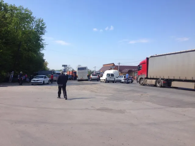 Щоб врятувати пасовища, селяни перекрили дорогу державного значення — фото 3