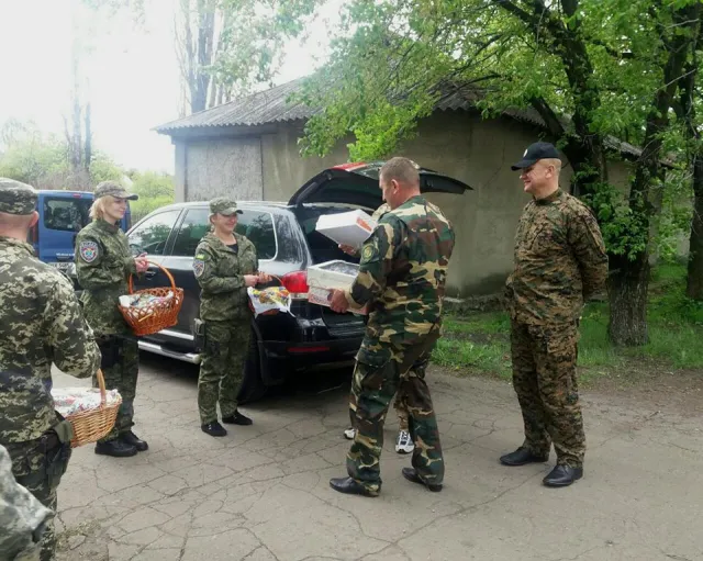 Правоохоронці доправили в зону АТО писанки та пасочки своїм колегам, а також майже 4 тонни речей для місцевих дітлахів — фото 1