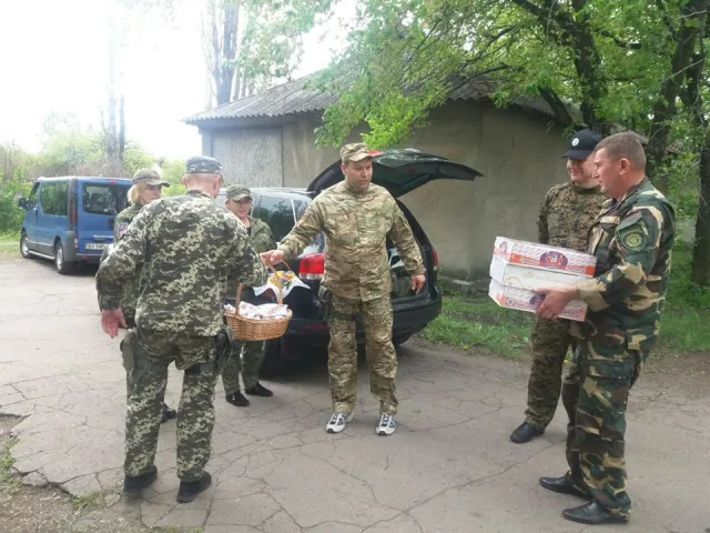 Правоохоронці доправили в зону АТО писанки та пасочки своїм колегам, а також майже 4 тонни речей для місцевих дітлахів — фото 2