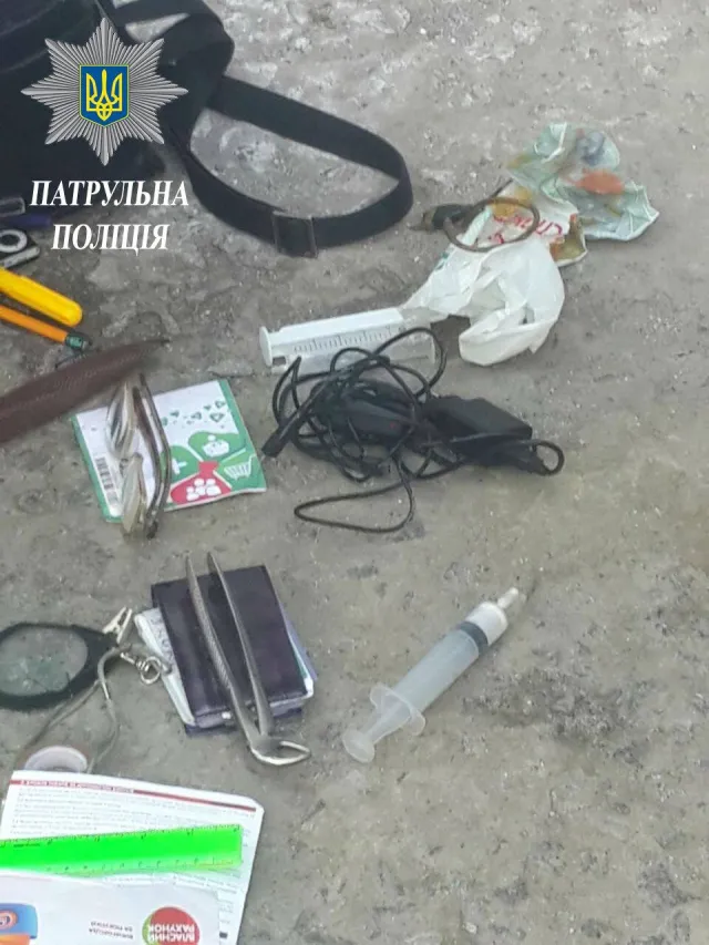 Поліцейські виявили у хмельничанина шприц із невідомим вмістом — фото 1
