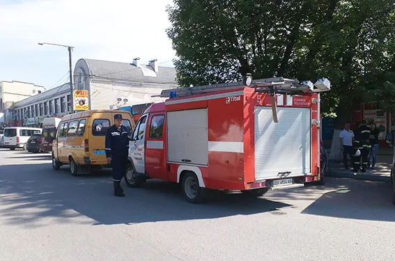 У Кам'янці-Подільському невідомий «замінував» ломбард. Поліція евакуювала людей із 11 ломбардів. Правоохоронці встановили особу «мінера» — фото 1
