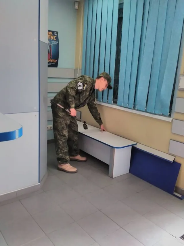 У Кам'янці-Подільському невідомий «замінував» ломбард. Поліція евакуювала людей із 11 ломбардів. Правоохоронці встановили особу «мінера» — фото 3