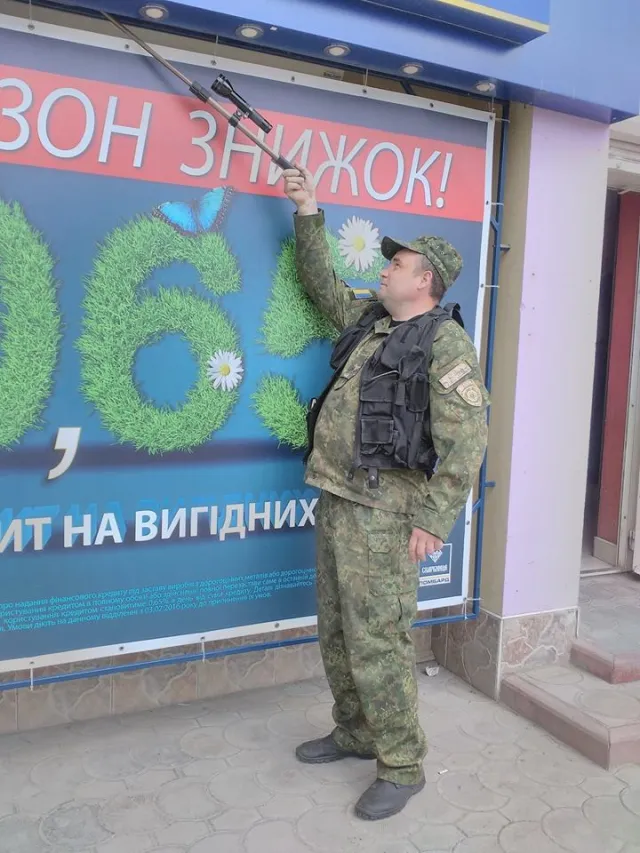 У Кам'янці-Подільському невідомий «замінував» ломбард. Поліція евакуювала людей із 11 ломбардів. Правоохоронці встановили особу «мінера» — фото 4