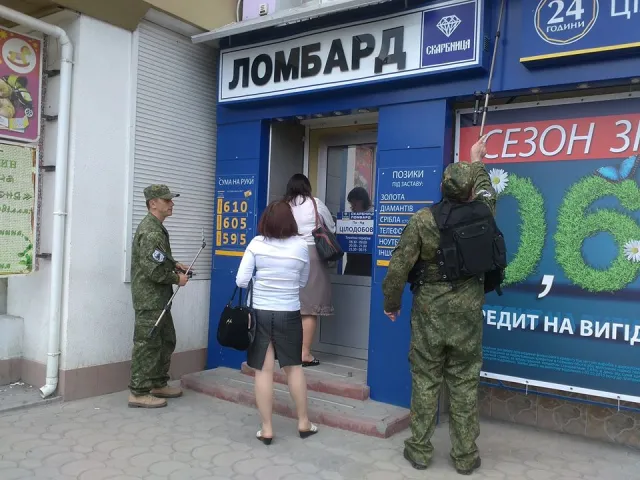 У Кам'янці-Подільському невідомий «замінував» ломбард. Поліція евакуювала людей із 11 ломбардів. Правоохоронці встановили особу «мінера» — фото 6