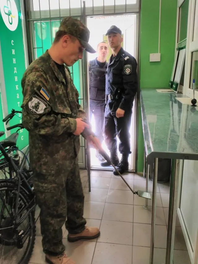 У Кам'янці-Подільському невідомий «замінував» ломбард. Поліція евакуювала людей із 11 ломбардів. Правоохоронці встановили особу «мінера» — фото 8