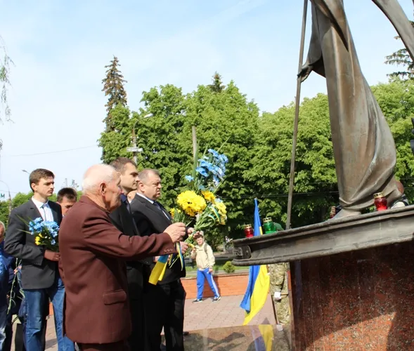 В місті вшанували жертв політичних репресій — фото 4
