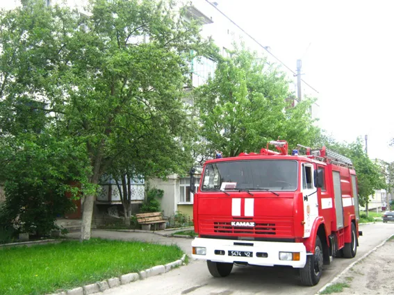 В Ізяславі рятувальники надали допомогу у відчиненні дверей літній жінці — фото 1