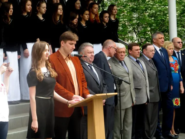В Хмельницькій гуманітарно-педагогічній академії урочисто відкрили новий спортивний майданчик — фото 1