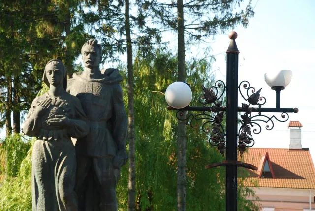 У Волочиську вандали побили ліхтарі у Меморіальному сквері — фото 3