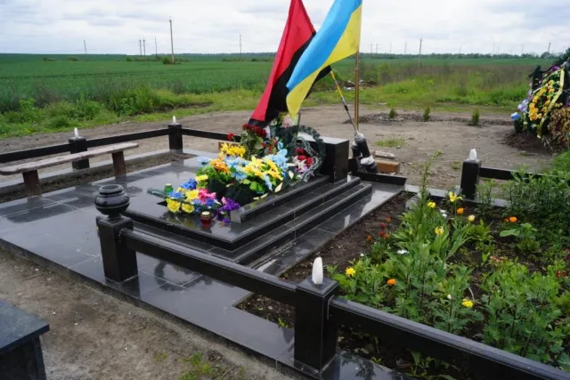 Нічого святого! Зруйнували пам'ятник Героя Небесної сотні — фото 9