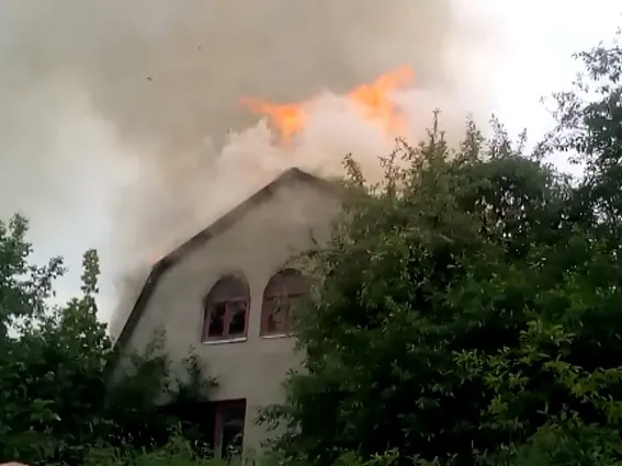 На Хмельниччині врятували від вогню чоловіка похилого віку — фото 1