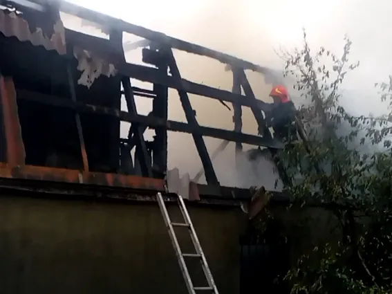 На Хмельниччині врятували від вогню чоловіка похилого віку — фото 2