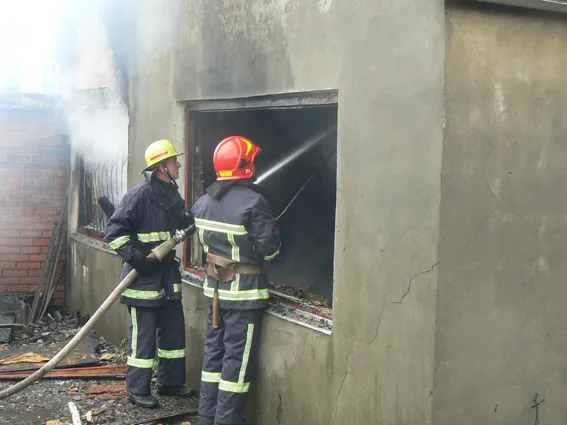 На Хмельниччині врятували від вогню чоловіка похилого віку — фото 3