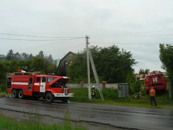 На Хмельниччині врятували від вогню чоловіка похилого віку — фото 6