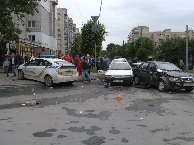 На Хмельниччині автомобіль патрульної поліції їхав на виклик та зіткнувся ще з чотирма автівками — фото 1