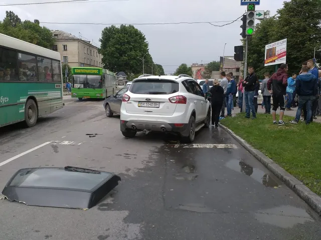 На Хмельниччині автомобіль патрульної поліції їхав на виклик та зіткнувся ще з чотирма автівками — фото 2
