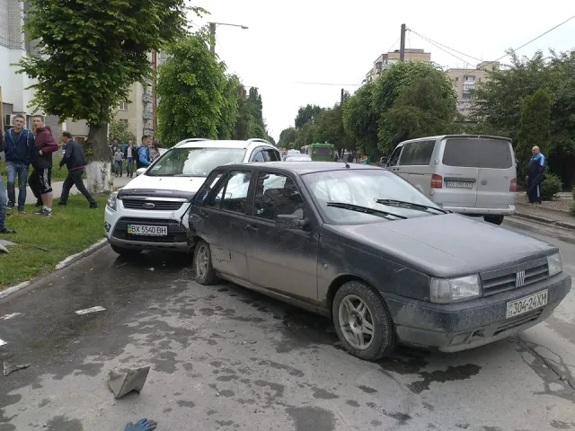 На Хмельниччині автомобіль патрульної поліції їхав на виклик та зіткнувся ще з чотирма автівками — фото 3