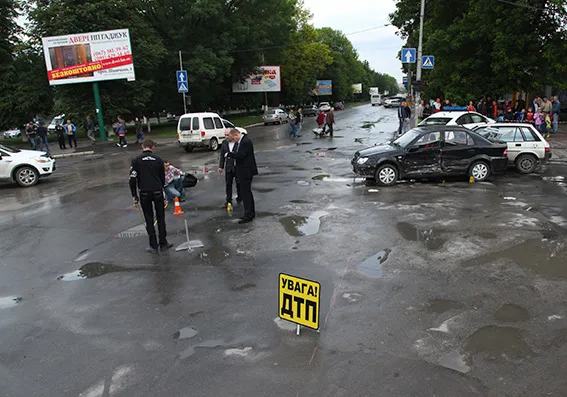 На Хмельниччині автомобіль патрульної поліції їхав на виклик та зіткнувся ще з чотирма автівками — фото 11