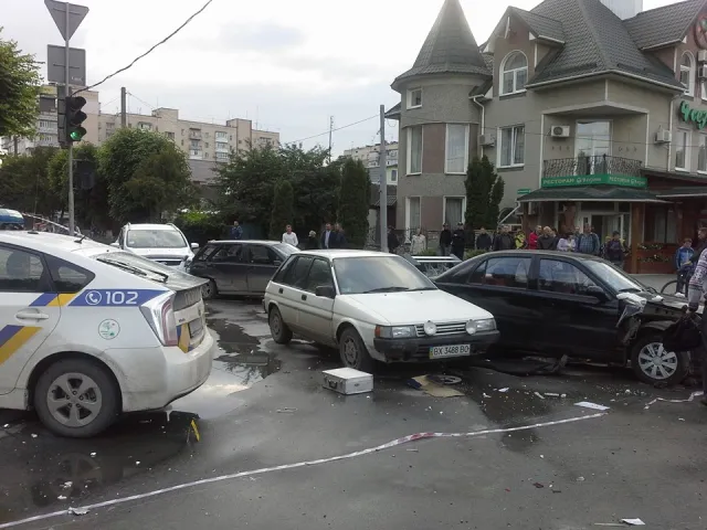 На Хмельниччині автомобіль патрульної поліції їхав на виклик та зіткнувся ще з чотирма автівками — фото 12