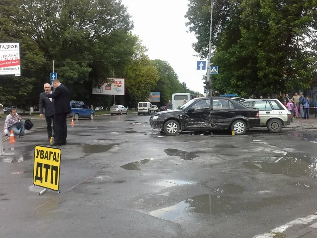 На Хмельниччині автомобіль патрульної поліції їхав на виклик та зіткнувся ще з чотирма автівками — фото 13