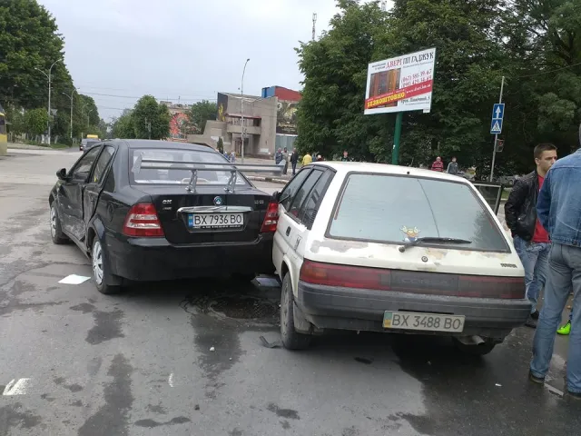 На Хмельниччині автомобіль патрульної поліції їхав на виклик та зіткнувся ще з чотирма автівками — фото 4