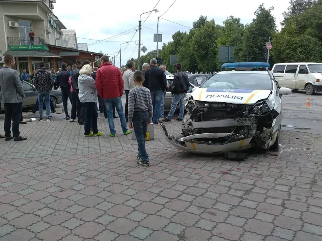 На Хмельниччині автомобіль патрульної поліції їхав на виклик та зіткнувся ще з чотирма автівками — фото 5