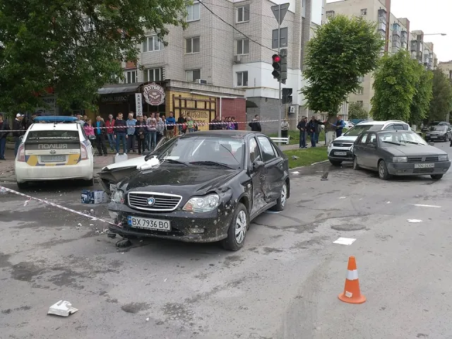 На Хмельниччині автомобіль патрульної поліції їхав на виклик та зіткнувся ще з чотирма автівками — фото 6