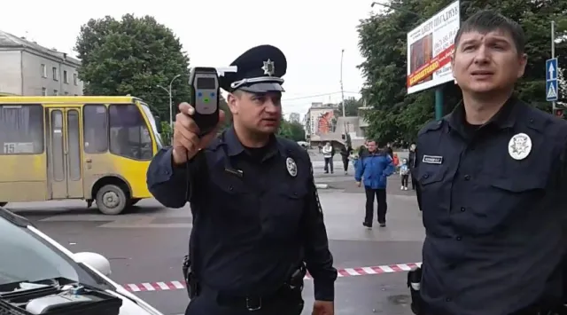 На Хмельниччині автомобіль патрульної поліції їхав на виклик та зіткнувся ще з чотирма автівками — фото 8