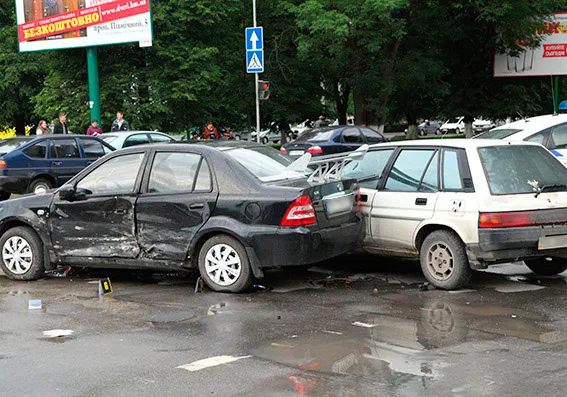 На Хмельниччині автомобіль патрульної поліції їхав на виклик та зіткнувся ще з чотирма автівками — фото 10