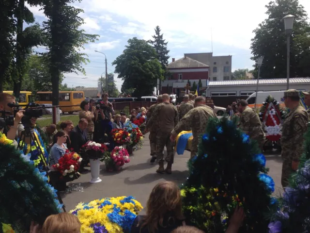 У Хмельницькому попрощалися із загиблим військовим Андрієм Жуком, комбатом з позивним «Мауглі» — фото 7