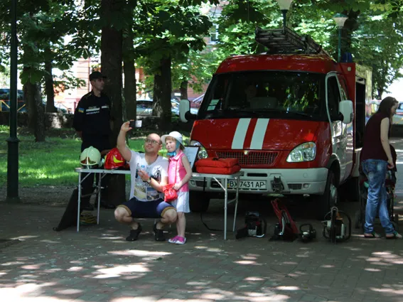 Діти відвідали «Місто професій» та спробували себе в ролі працівників майже 60 спеціальностей — фото 1