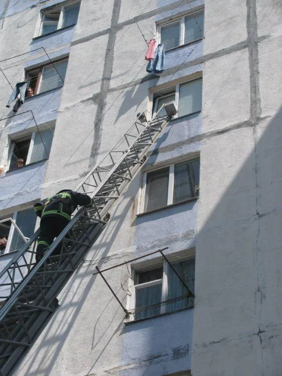 У Нетішині рятувальники відчинили двері квартири, в якій залишилась трирічна дитина — фото 1