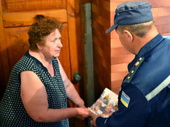В Красилівському районі рятувальники інформували населення про правила пожежної безпеки — фото 1