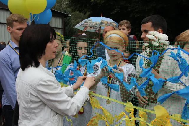 У місті нагородили випускників шкіл золотими та срібними медалями — фото 12