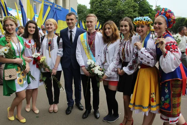 У місті нагородили випускників шкіл золотими та срібними медалями — фото 15
