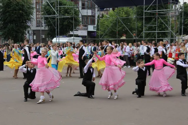У місті нагородили випускників шкіл золотими та срібними медалями — фото 3