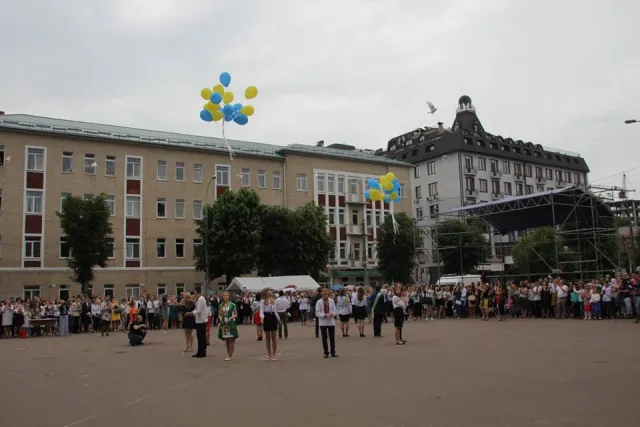 У місті нагородили випускників шкіл золотими та срібними медалями — фото 4