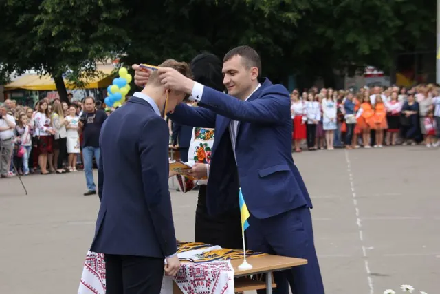 У місті нагородили випускників шкіл золотими та срібними медалями — фото 10