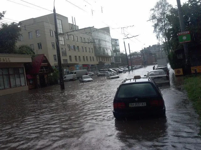 Через сильну зливу у місті «плавали» автомобілі — фото 1