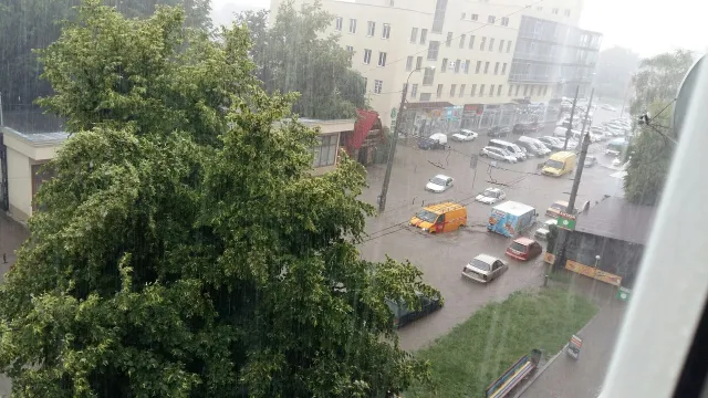 Через сильну зливу у місті «плавали» автомобілі — фото 2