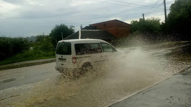 Через сильну зливу у місті «плавали» автомобілі — фото 12