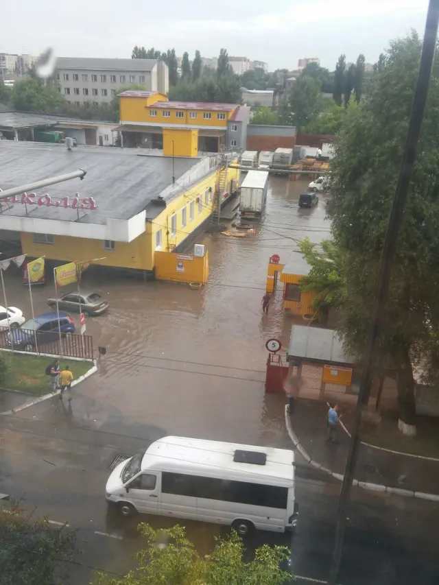 Через сильну зливу у місті «плавали» автомобілі — фото 3