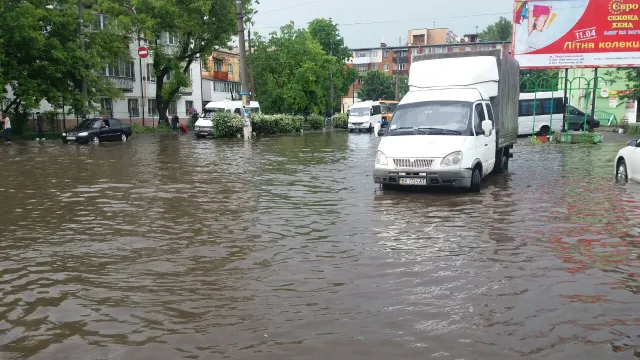 Через сильну зливу у місті «плавали» автомобілі — фото 7