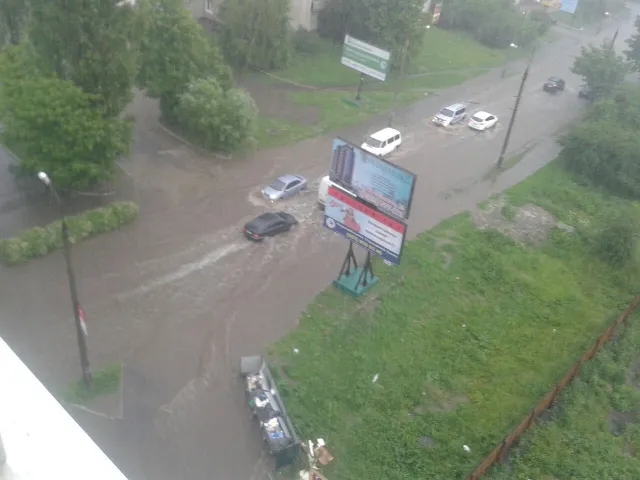 Через сильну зливу у місті «плавали» автомобілі — фото 8
